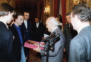 Il Presidente della Repubblica Oscar Luigi Scalfaro con un gruppo di studenti dell'Istituto tecnico commerciale "A. Meucci" di Carpi (MO)