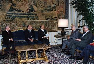 Il Presidente della Repubblica Oscar Luigi Scalfaro riceve in udienza il Rag. William Santorelli, presidente del Consiglio nazionale dei ragionieri e periti commerciali, e gli esponenti del Consiglio, in occasione del 90° anniversario della Regolamentazione giuridica della professione di ragioniere commercialista