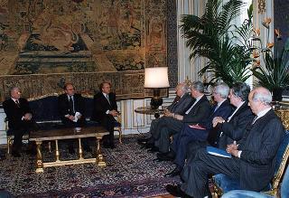 Il Presidente della Repubblica Oscar Luigi Scalfaro riceve in udienza il Rag. William Santorelli, presidente del Consiglio nazionale dei ragionieri e periti commerciali, e gli esponenti del Consiglio, in occasione del 90° anniversario della Regolamentazione giuridica della professione di ragioniere commercialista