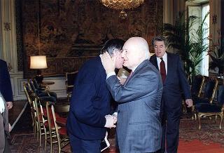 Incontro del Presidente della Repubblica Oscar Luigi Scalfaro con Don Luigi Ciotti, presidente di "Libera. Associazioni, nomi e numeri contro le mafie", con una delegazione, in occasione della "Giornata nazionale della memoria e dell'impegno", in ricordo di tutte le vittime delle mafie