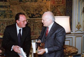 Incontro del Presidente della Repubblica Oscar Luigi Scalfaro con Don Luigi Ciotti, presidente di "Libera. Associazioni, nomi e numeri contro le mafie", con una delegazione, in occasione della "Giornata nazionale della memoria e dell'impegno", in ricordo di tutte le vittime delle mafie