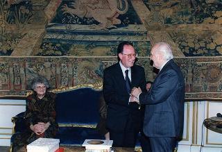 Incontro del Presidente della Repubblica Oscar Luigi Scalfaro con Don Luigi Ciotti, presidente di "Libera. Associazioni, nomi e numeri contro le mafie", con una delegazione, in occasione della "Giornata nazionale della memoria e dell'impegno", in ricordo di tutte le vittime delle mafie