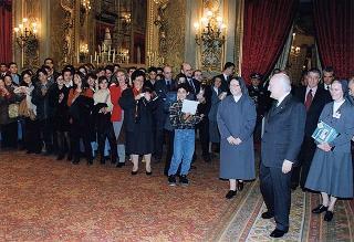 Incontro del Presidente della Repubblica Oscar Luigi Scalfaro con Suor Graziella Boscato, direttore responsabile di "Primavera, mondo giovane", con una delegazione di partecipanti alla fase conclusiva del progetto "Italia chiama Europa", promosso dal periodico