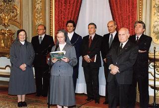 Incontro del Presidente della Repubblica Oscar Luigi Scalfaro con Suor Graziella Boscato, direttore responsabile di "Primavera, mondo giovane", con una delegazione di partecipanti alla fase conclusiva del progetto "Italia chiama Europa", promosso dal periodico