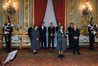 Incontro del Presidente della Repubblica Oscar Luigi Scalfaro con Suor Graziella Boscato, direttore responsabile di "Primavera, mondo giovane", con una delegazione di partecipanti alla fase conclusiva del progetto "Italia chiama Europa", promosso dal periodico