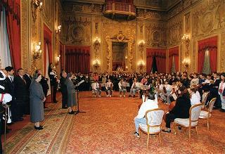 Incontro del Presidente della Repubblica Oscar Luigi Scalfaro con Suor Graziella Boscato, direttore responsabile di "Primavera, mondo giovane", con una delegazione di partecipanti alla fase conclusiva del progetto "Italia chiama Europa", promosso dal periodico
