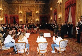 Incontro del Presidente della Repubblica Oscar Luigi Scalfaro con Suor Graziella Boscato, direttore responsabile di "Primavera, mondo giovane", con una delegazione di partecipanti alla fase conclusiva del progetto "Italia chiama Europa", promosso dal periodico
