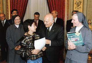 Incontro del Presidente della Repubblica Oscar Luigi Scalfaro con Suor Graziella Boscato, direttore responsabile di "Primavera, mondo giovane", con una delegazione di partecipanti alla fase conclusiva del progetto "Italia chiama Europa", promosso dal periodico