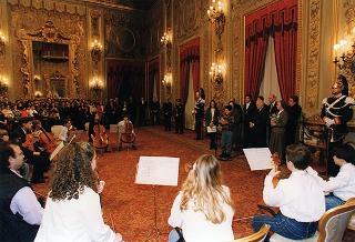 Incontro del Presidente della Repubblica Oscar Luigi Scalfaro con Suor Graziella Boscato, direttore responsabile di "Primavera, mondo giovane", con una delegazione di partecipanti alla fase conclusiva del progetto "Italia chiama Europa", promosso dal periodico