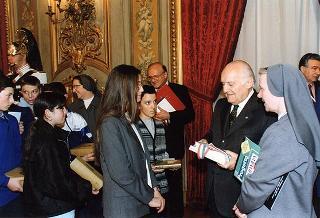 Incontro del Presidente della Repubblica Oscar Luigi Scalfaro con Suor Graziella Boscato, direttore responsabile di "Primavera, mondo giovane", con una delegazione di partecipanti alla fase conclusiva del progetto "Italia chiama Europa", promosso dal periodico