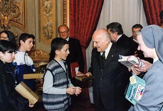Incontro del Presidente della Repubblica Oscar Luigi Scalfaro con Suor Graziella Boscato, direttore responsabile di "Primavera, mondo giovane", con una delegazione di partecipanti alla fase conclusiva del progetto "Italia chiama Europa", promosso dal periodico
