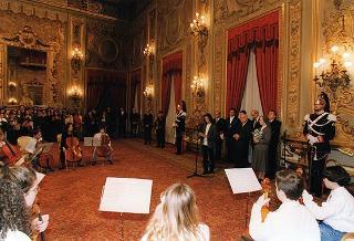Incontro del Presidente della Repubblica Oscar Luigi Scalfaro con Suor Graziella Boscato, direttore responsabile di "Primavera, mondo giovane", con una delegazione di partecipanti alla fase conclusiva del progetto "Italia chiama Europa", promosso dal periodico