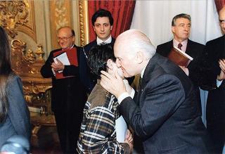 Incontro del Presidente della Repubblica Oscar Luigi Scalfaro con Suor Graziella Boscato, direttore responsabile di "Primavera, mondo giovane", con una delegazione di partecipanti alla fase conclusiva del progetto "Italia chiama Europa", promosso dal periodico