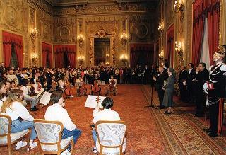 Incontro del Presidente della Repubblica Oscar Luigi Scalfaro con Suor Graziella Boscato, direttore responsabile di "Primavera, mondo giovane", con una delegazione di partecipanti alla fase conclusiva del progetto "Italia chiama Europa", promosso dal periodico