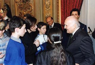Incontro del Presidente della Repubblica Oscar Luigi Scalfaro con Suor Graziella Boscato, direttore responsabile di "Primavera, mondo giovane", con una delegazione di partecipanti alla fase conclusiva del progetto "Italia chiama Europa", promosso dal periodico