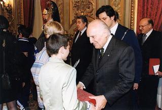 Incontro del Presidente della Repubblica Oscar Luigi Scalfaro con Suor Graziella Boscato, direttore responsabile di "Primavera, mondo giovane", con una delegazione di partecipanti alla fase conclusiva del progetto "Italia chiama Europa", promosso dal periodico