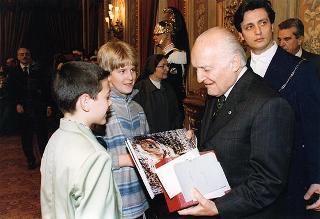Incontro del Presidente della Repubblica Oscar Luigi Scalfaro con Suor Graziella Boscato, direttore responsabile di "Primavera, mondo giovane", con una delegazione di partecipanti alla fase conclusiva del progetto "Italia chiama Europa", promosso dal periodico