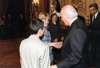Incontro del Presidente della Repubblica Oscar Luigi Scalfaro con Suor Graziella Boscato, direttore responsabile di "Primavera, mondo giovane", con una delegazione di partecipanti alla fase conclusiva del progetto "Italia chiama Europa", promosso dal periodico
