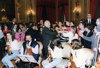 Incontro del Presidente della Repubblica Oscar Luigi Scalfaro con Suor Graziella Boscato, direttore responsabile di "Primavera, mondo giovane", con una delegazione di partecipanti alla fase conclusiva del progetto "Italia chiama Europa", promosso dal periodico