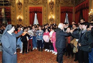 Incontro del Presidente della Repubblica Oscar Luigi Scalfaro con Suor Graziella Boscato, direttore responsabile di "Primavera, mondo giovane", con una delegazione di partecipanti alla fase conclusiva del progetto "Italia chiama Europa", promosso dal periodico