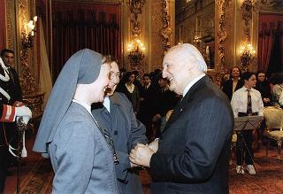 Incontro del Presidente della Repubblica Oscar Luigi Scalfaro con Suor Graziella Boscato, direttore responsabile di "Primavera, mondo giovane", con una delegazione di partecipanti alla fase conclusiva del progetto "Italia chiama Europa", promosso dal periodico