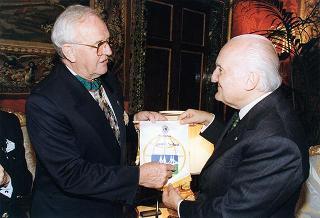Il Presidente della Repubblica Oscar Luigi Scalfaro riceve Augustin Soliva, Presidente Internazionale dei Lions Clubs, con i Governatori dei Distretti Italiani dell'Associazione