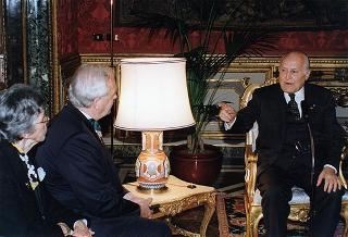 Il Presidente della Repubblica Oscar Luigi Scalfaro riceve Augustin Soliva, Presidente Internazionale dei Lions Clubs, con i Governatori dei Distretti Italiani dell'Associazione