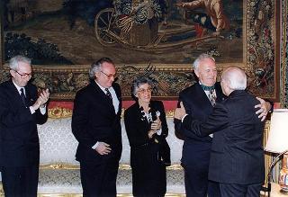 Il Presidente della Repubblica Oscar Luigi Scalfaro riceve Augustin Soliva, Presidente Internazionale dei Lions Clubs, con i Governatori dei Distretti Italiani dell'Associazione