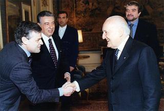 Il Presidente della Repubblica Oscar Luigi Scalfaro riceve la visita del Maestro Ruggero Raimondi, con il dott. Sergio Escobar, sovrintendente del Teatro dell'Opera di Roma