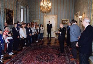 Il Presidente della Repubblica Oscar Luigi Scalfaro riceve in udienza un gruppo di studenti del Collegio S. Antonio di Busnago (Milano)
