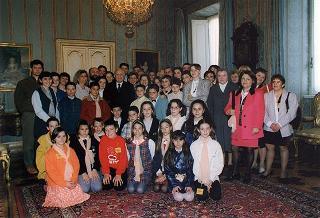 Il Presidente della Repubblica Oscar Luigi Scalfaro riceve la visita di Suor Loredana Corazza, con un gruppo di studenti della Scuola elementare &quot;Maria Ausiliatrice&quot; di Binzago di Cesano Maderno (MI)