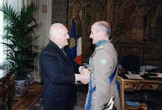 Il Presidente della Repubblica Oscar Luigi Scalfaro riceve in udienza il Generale di Brigata Luigi Cantone, comandante della Brigata Folgore
