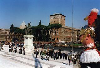 Roma, Altare della Patria: deposizione di una corona di alloro del Presidente della Repubblica in occasione del 52° anniversario della Liberazione