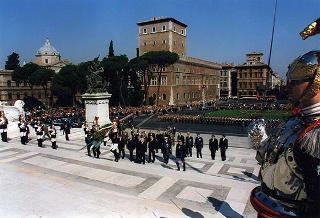 Roma, Altare della Patria: deposizione di una corona di alloro del Presidente della Repubblica in occasione del 52° anniversario della Liberazione
