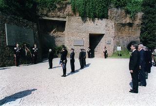 Roma, Mausoleo Ardeatino: deposizione di una corona di alloro del Presidente della Repubblica in occasione del 52° anniversario della Liberazione