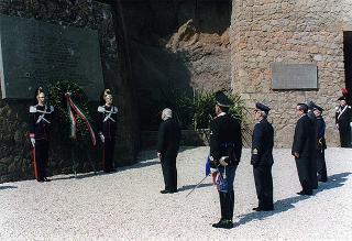Roma, Mausoleo Ardeatino: deposizione di una corona di alloro del Presidente della Repubblica in occasione del 52° anniversario della Liberazione