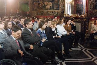 On. prof. Luigi Berlinguer, ministro della pubblica istruzione, ed un gruppo di studenti delle Scuole medie superiori
