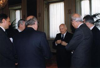 Il Presidente Scalfaro durante la cerimonia di consegna dell'onorificenza di Grande Ufficiale OMRI a Giovanni Garofalo