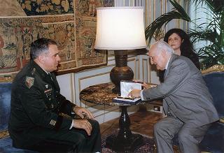 Il Presidente della Repubblica Oscar Luigi Scalfaro riceve in visita di congedo del Generale George Joulwan, Comandante supremo delle Forze Alleate in Europa