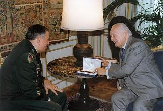 Il Presidente della Repubblica Oscar Luigi Scalfaro riceve in visita di congedo del Generale George Joulwan, Comandante supremo delle Forze Alleate in Europa