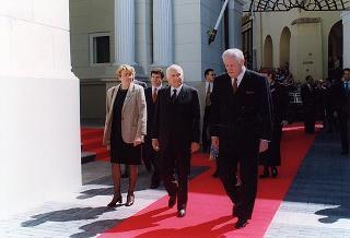 Il Presidente della Repubblica Oscar Luigi Scalfaro durante il viaggio di Stato nella Repubblica di Lituania