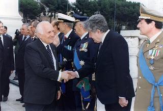 Roma, Altare della Patria: deposizione di una corona d'alloro da parte del Presidente della Repubblica in occasione della Festa Nazionale della Repubblica