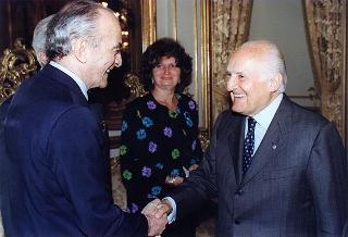On. Bartolo Ciccardini, presidente dell'Associazione dei ristoranti italiani nel mondo "Ciao Italia", con una delegazione del sodalizio