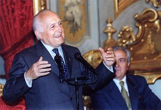 On. Bartolo Ciccardini, presidente dell'Associazione dei ristoranti italiani nel mondo "Ciao Italia", con una delegazione del sodalizio