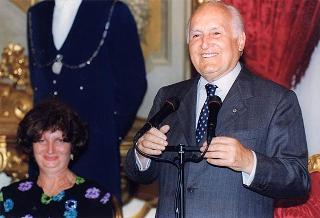 On. Bartolo Ciccardini, presidente dell'Associazione dei ristoranti italiani nel mondo "Ciao Italia", con una delegazione del sodalizio
