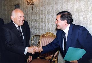 Il Presidente della Repubblica Oscar Luigi Scalfaro incontra Lino Giannotti, presidente della Società ciclistica Rinascita di Ravenna, con una delegazione, per il 50° anniversario di fondazione del sodalizio