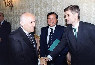 Il Presidente della Repubblica Oscar Luigi Scalfaro incontra Lino Giannotti, presidente della Società ciclistica Rinascita di Ravenna, con una delegazione, per il 50° anniversario di fondazione del sodalizio