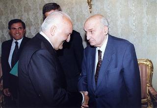 Il Presidente della Repubblica Oscar Luigi Scalfaro incontra Lino Giannotti, presidente della Società ciclistica Rinascita di Ravenna, con una delegazione, per il 50° anniversario di fondazione del sodalizio