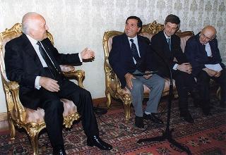Il Presidente della Repubblica Oscar Luigi Scalfaro incontra Lino Giannotti, presidente della Società ciclistica Rinascita di Ravenna, con una delegazione, per il 50° anniversario di fondazione del sodalizio