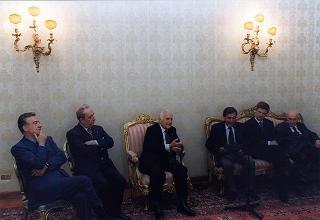 Il Presidente della Repubblica Oscar Luigi Scalfaro incontra Lino Giannotti, presidente della Società ciclistica Rinascita di Ravenna, con una delegazione, per il 50° anniversario di fondazione del sodalizio